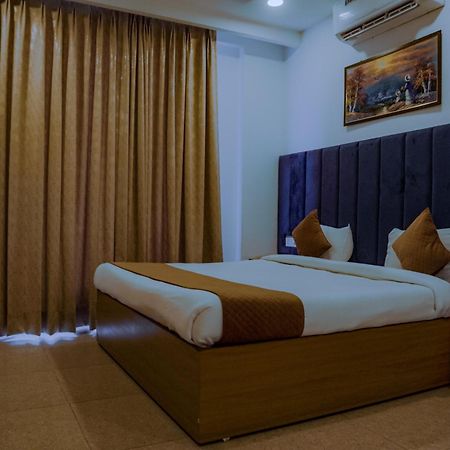 Hotel Lake View Chandīgarh エクステリア 写真