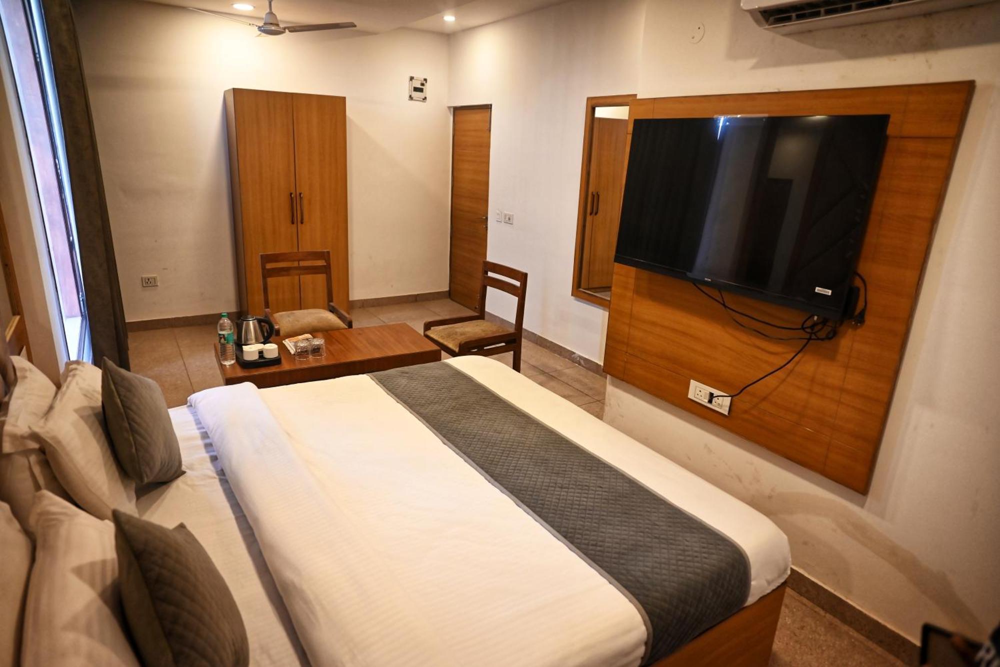 Hotel Lake View Chandīgarh エクステリア 写真