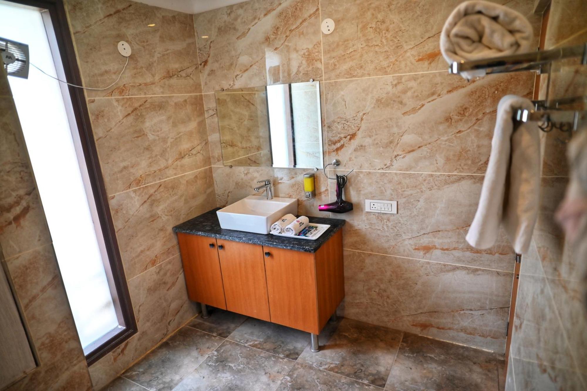 Hotel Lake View Chandīgarh エクステリア 写真