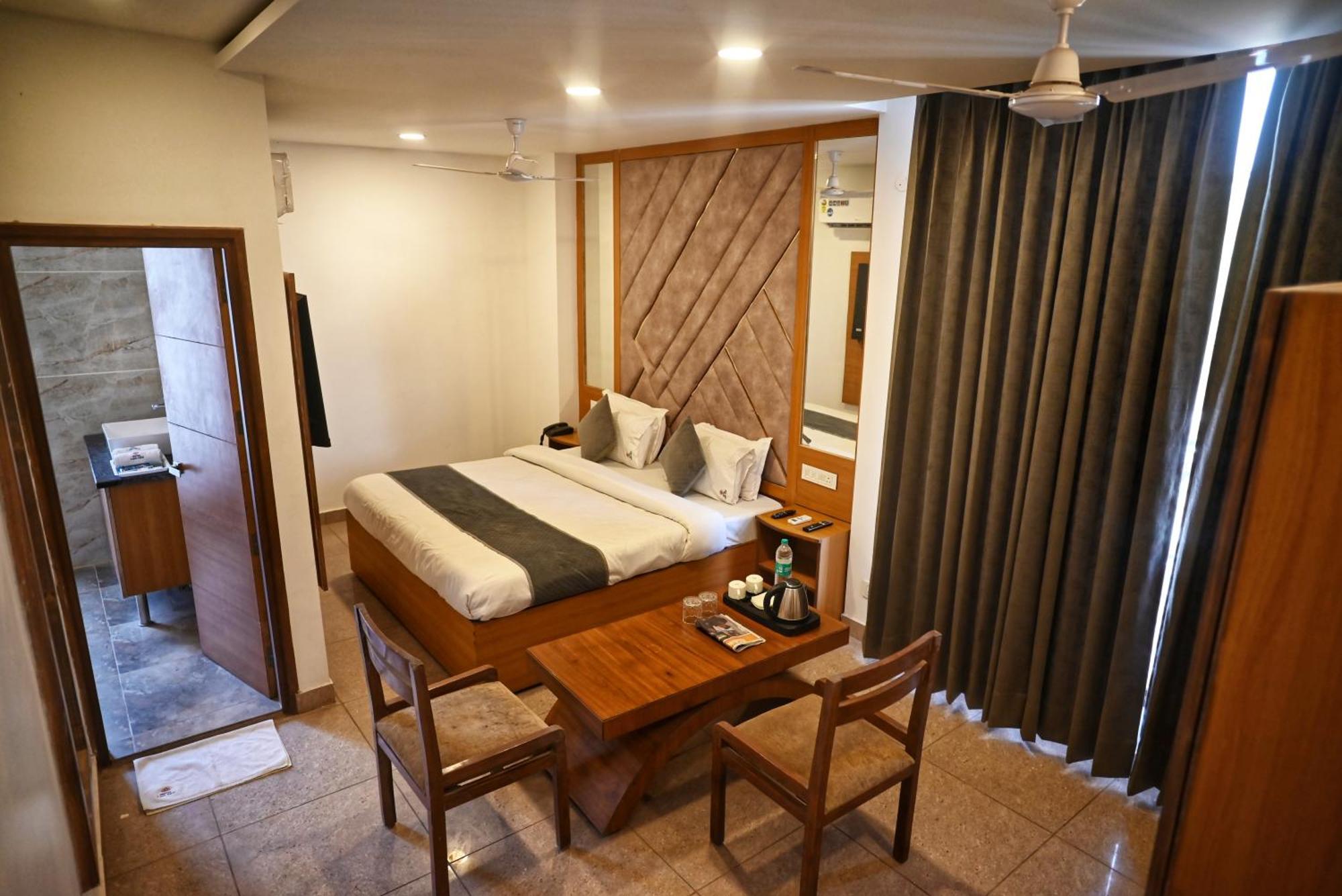 Hotel Lake View Chandīgarh エクステリア 写真