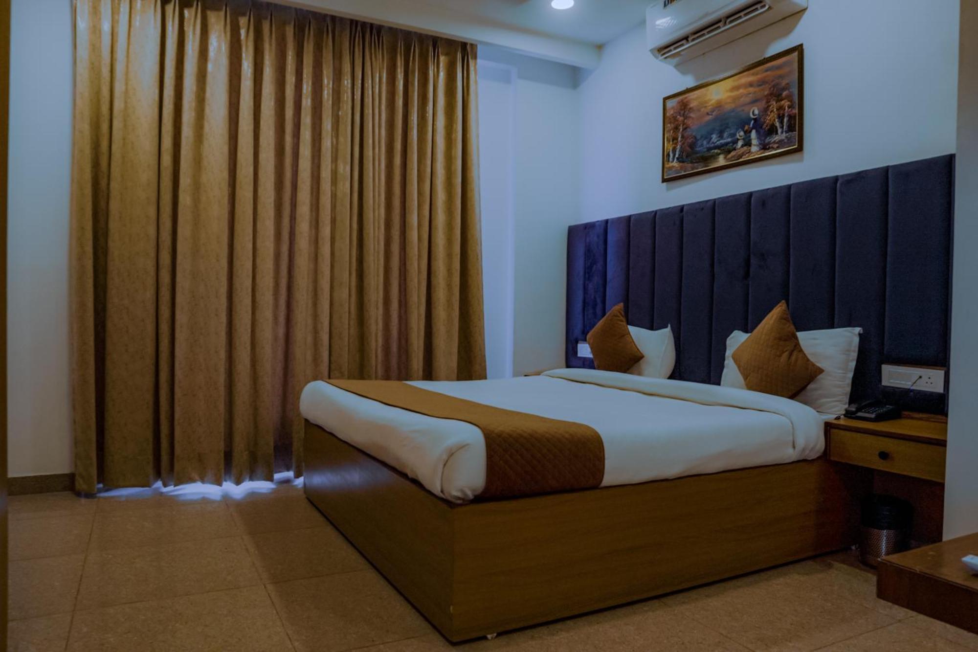 Hotel Lake View Chandīgarh エクステリア 写真