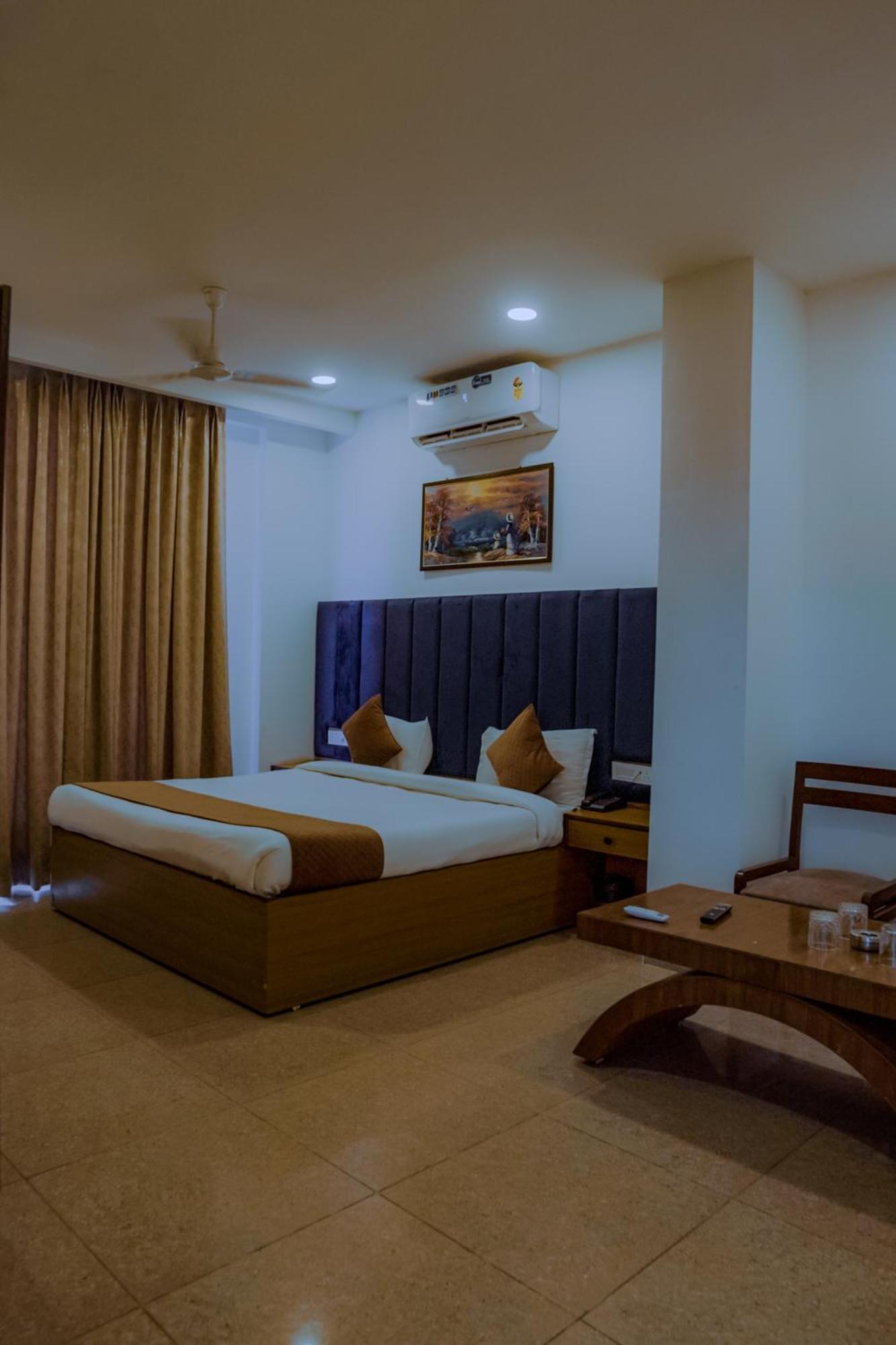 Hotel Lake View Chandīgarh エクステリア 写真