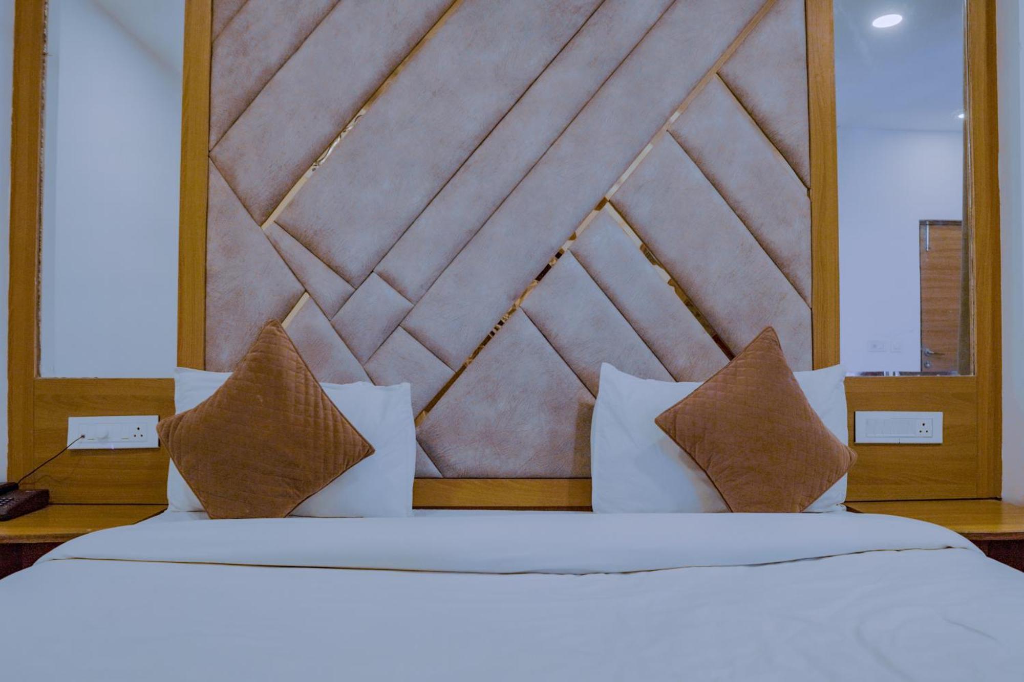 Hotel Lake View Chandīgarh エクステリア 写真