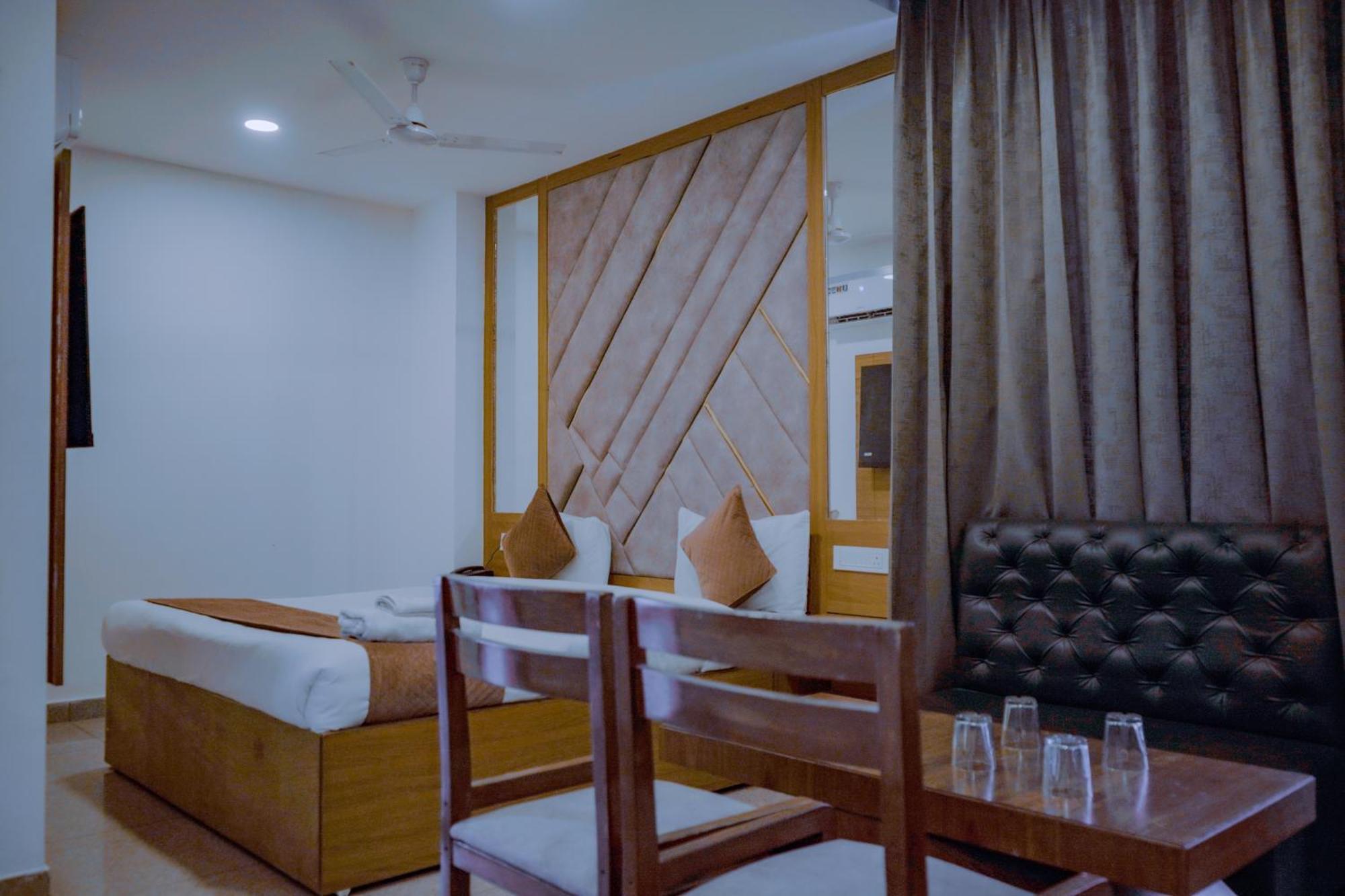 Hotel Lake View Chandīgarh エクステリア 写真